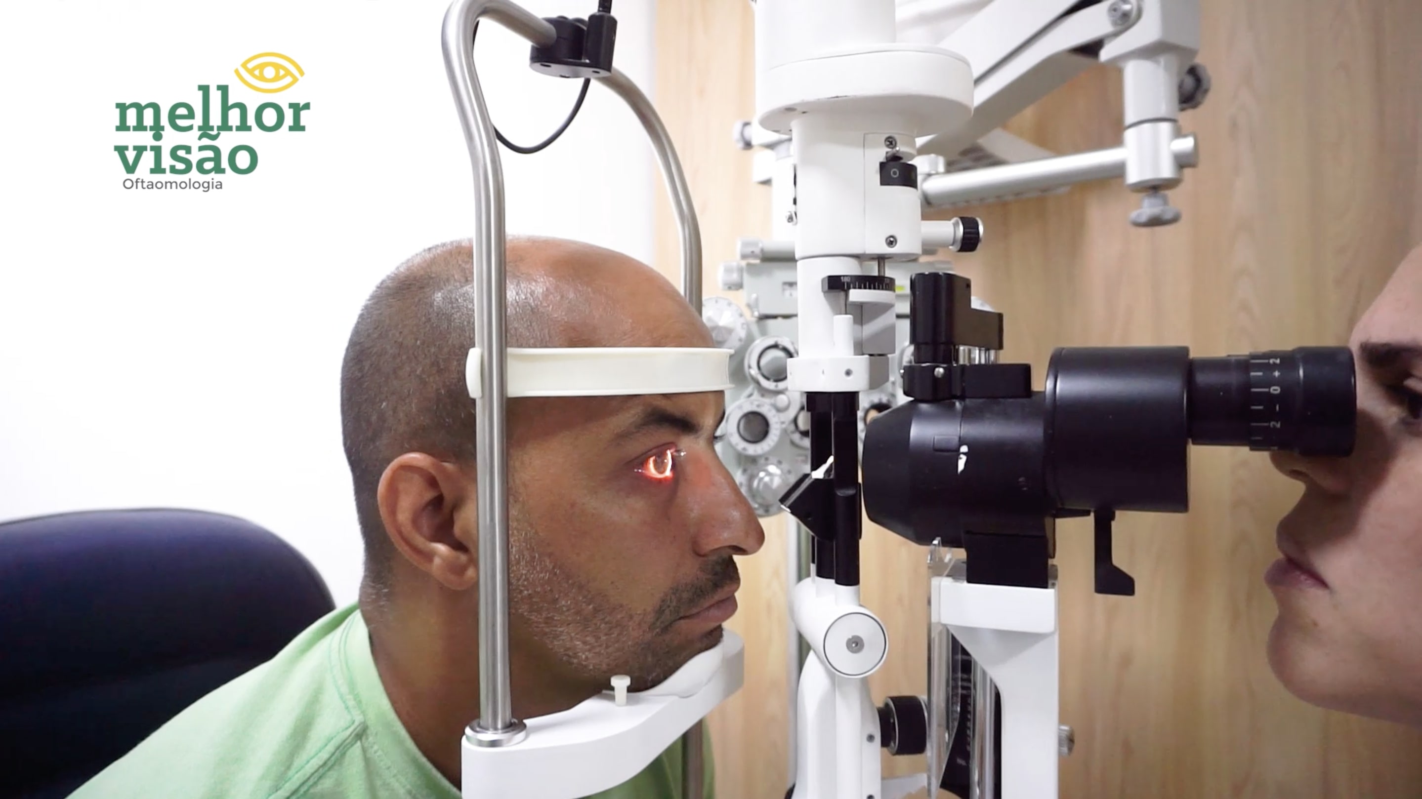 Pessoa fazendo exame de vista